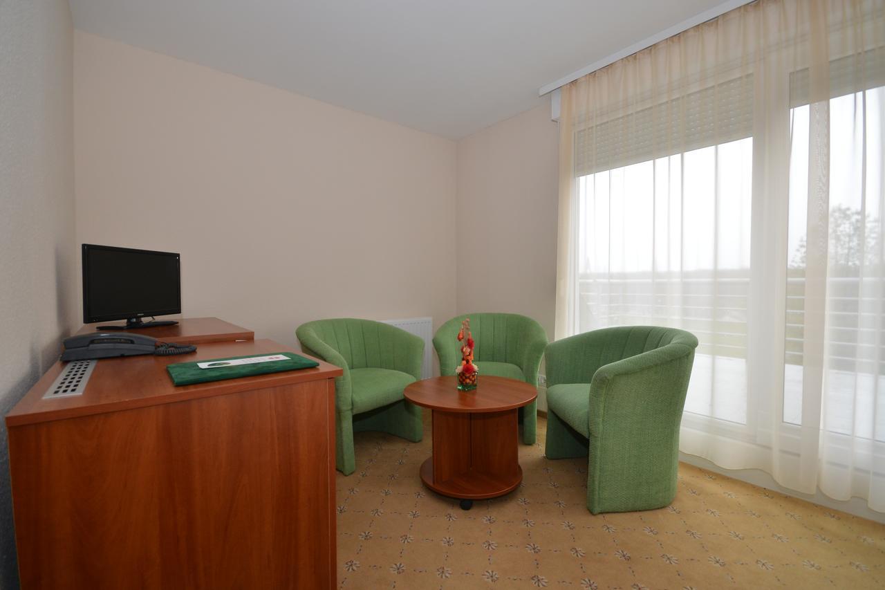 Otp Hotel Boedapest Buitenkant foto
