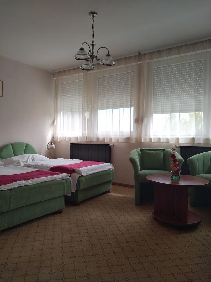 Otp Hotel Boedapest Buitenkant foto