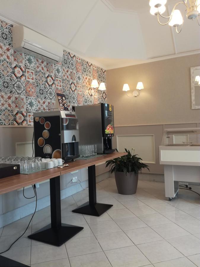 Otp Hotel Boedapest Buitenkant foto