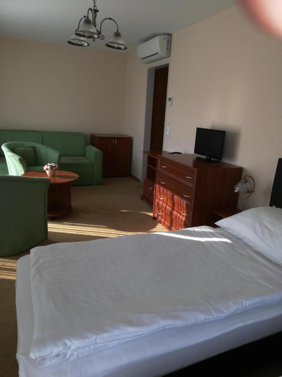 Otp Hotel Boedapest Buitenkant foto