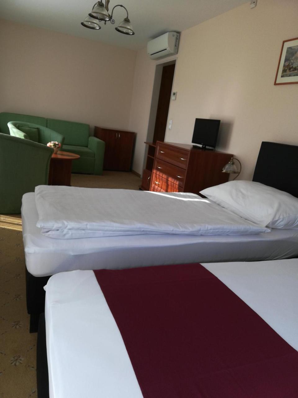 Otp Hotel Boedapest Buitenkant foto