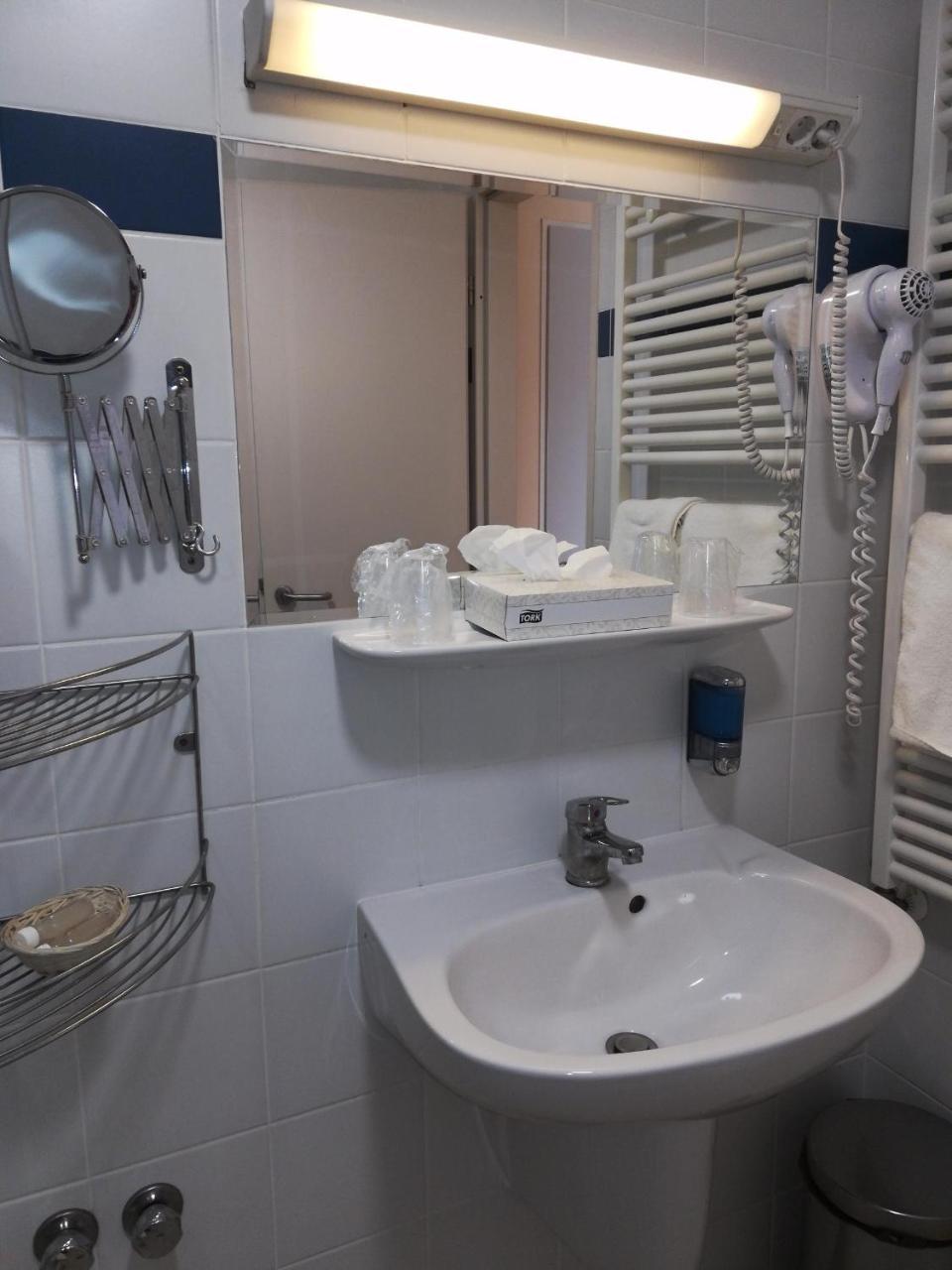 Otp Hotel Boedapest Buitenkant foto